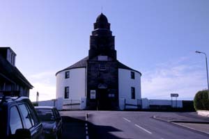 Bowmore�̃V���{���ARound Church