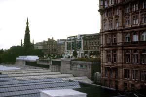 Waverley Station�̖k���AScott Monument